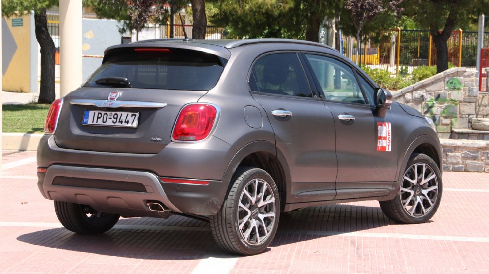 Το Fiat 500X βγαίνει σε δύο εκδόσεις, την City και την Cross. Η πρώτη έχει -όπως αποκαλύπτουν τα ονόματά τους- αστικά χαρακτηριστικά, η δεύτερη off road προσανατολισμό.